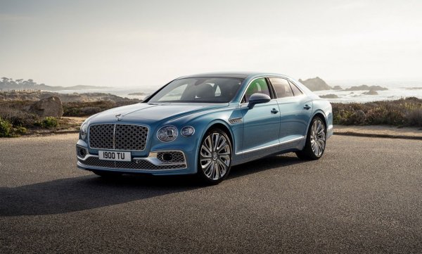 Mulliner е ателието за специални поръчки на Bentley, така че всички доработени от него версии се отличават с максималния възможен лукс и в интериора, и в задвижването. Тук 4-литровият V8 е с туин турбо и хибридна система, даващи обща максимална мощност от 782 конски сили, и 1000 - хиляда! - нютонметра въртящ момент.
